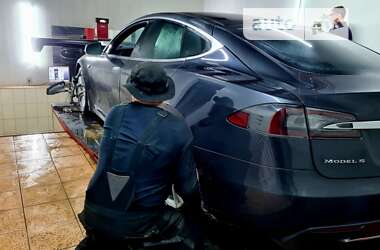 Ліфтбек Tesla Model S 2015 в Волновасі