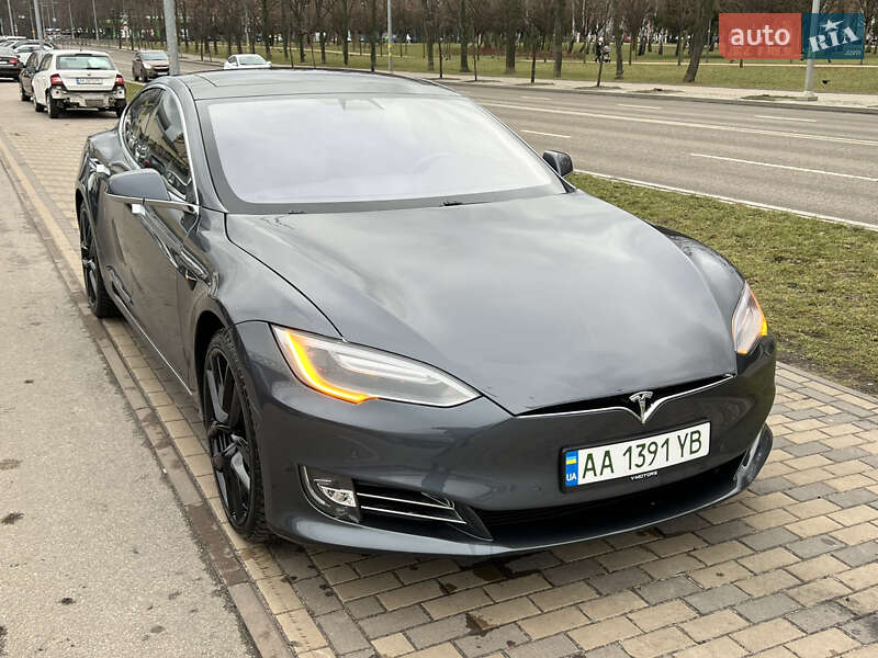 Лифтбек Tesla Model S 2018 в Киеве