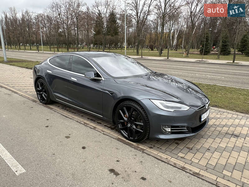 Лифтбек Tesla Model S 2018 в Киеве