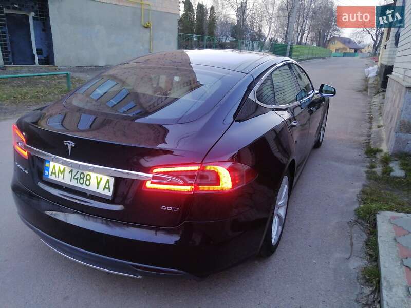 Лифтбек Tesla Model S 2015 в Житомире