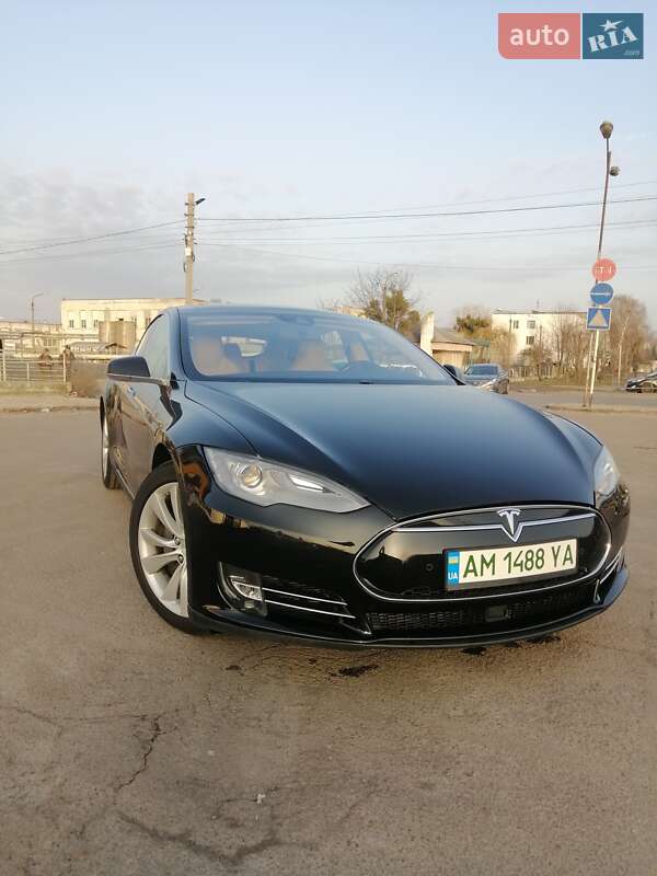 Лифтбек Tesla Model S 2015 в Житомире