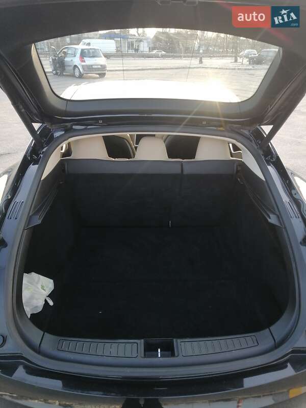 Лифтбек Tesla Model S 2015 в Житомире