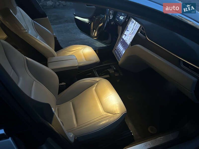 Лифтбек Tesla Model S 2016 в Запорожье