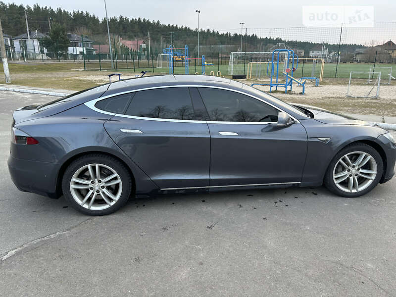 Лифтбек Tesla Model S 2015 в Киеве
