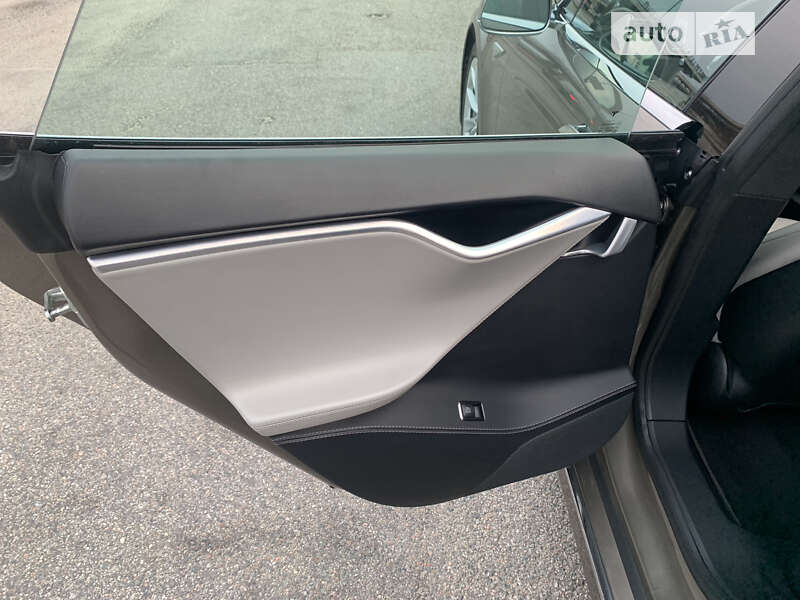 Лифтбек Tesla Model S 2016 в Киеве