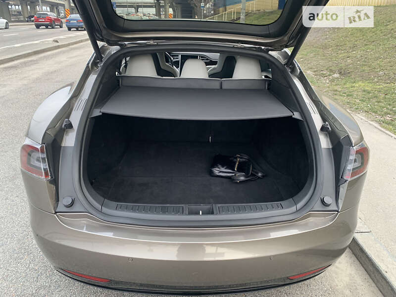 Лифтбек Tesla Model S 2016 в Киеве