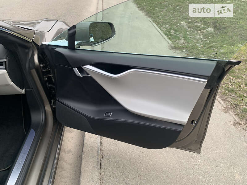 Лифтбек Tesla Model S 2016 в Киеве