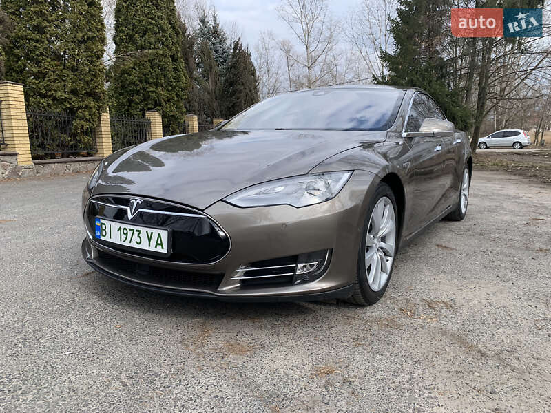 Ліфтбек Tesla Model S 2015 в Полтаві
