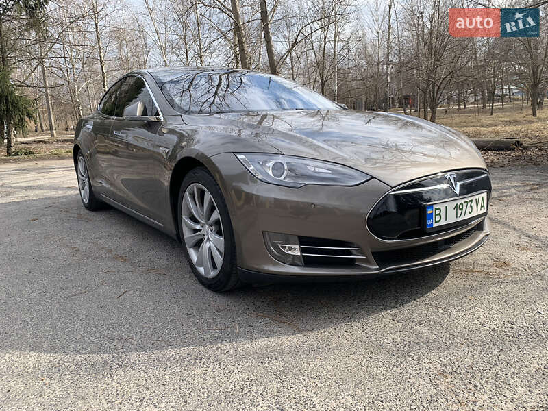 Ліфтбек Tesla Model S 2015 в Полтаві