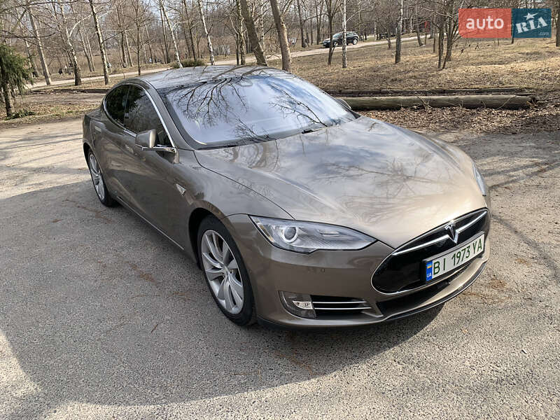 Лифтбек Tesla Model S 2015 в Полтаве