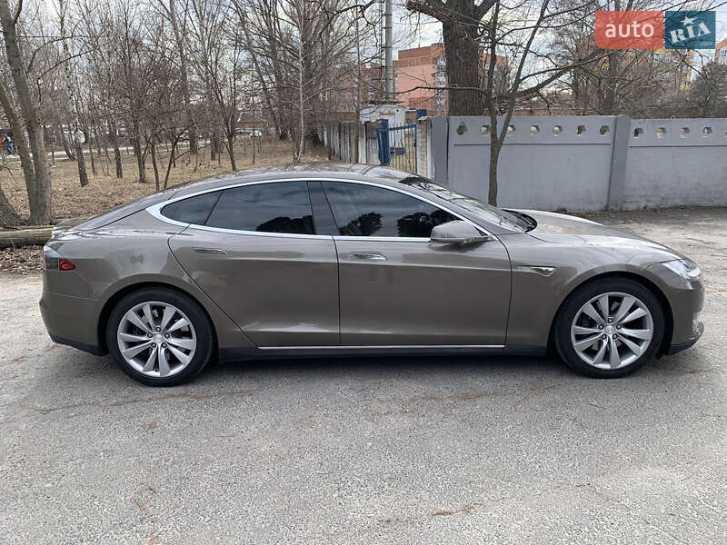 Ліфтбек Tesla Model S 2015 в Полтаві