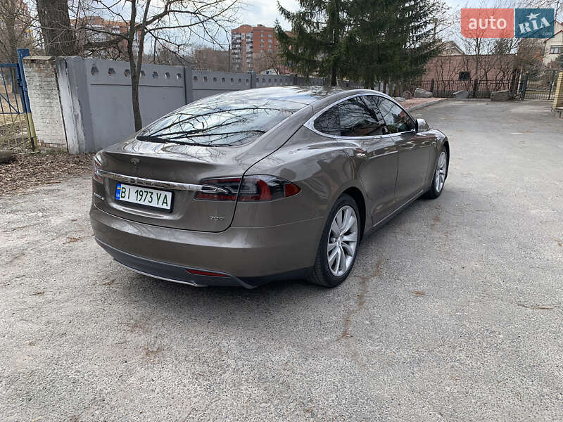 Лифтбек Tesla Model S 2015 в Полтаве
