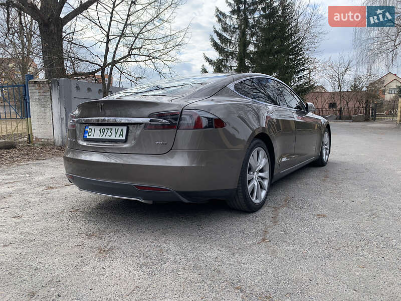 Ліфтбек Tesla Model S 2015 в Полтаві