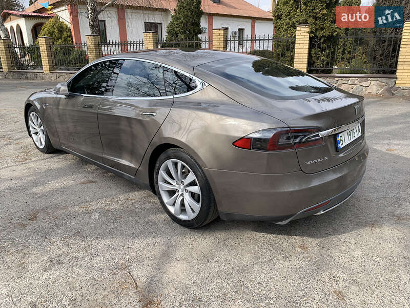 Ліфтбек Tesla Model S 2015 в Полтаві