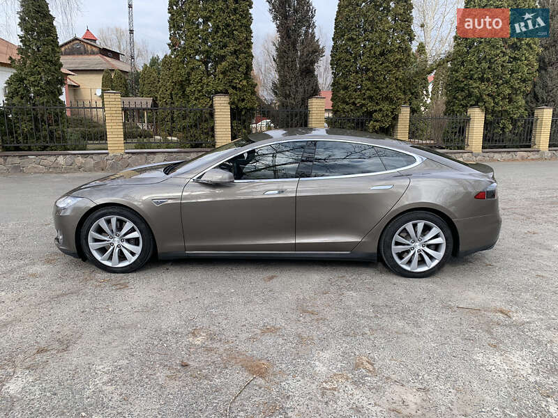 Ліфтбек Tesla Model S 2015 в Полтаві