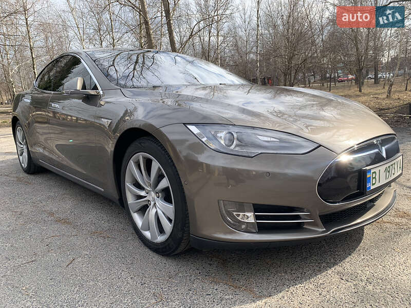 Лифтбек Tesla Model S 2015 в Полтаве