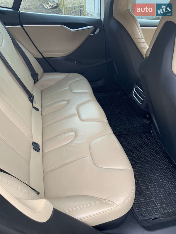 Лифтбек Tesla Model S 2015 в Полтаве