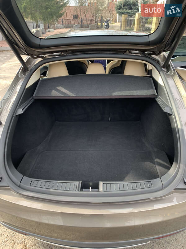 Ліфтбек Tesla Model S 2015 в Полтаві