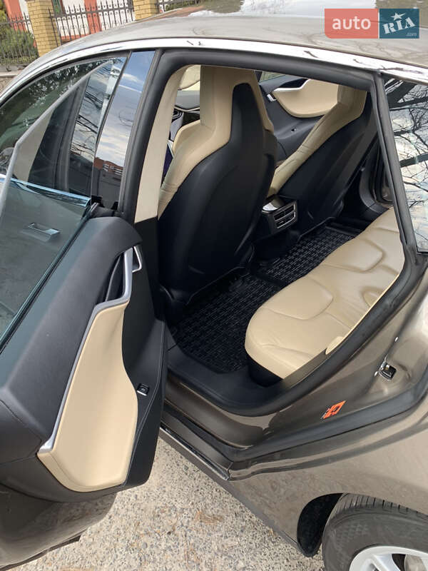 Ліфтбек Tesla Model S 2015 в Полтаві