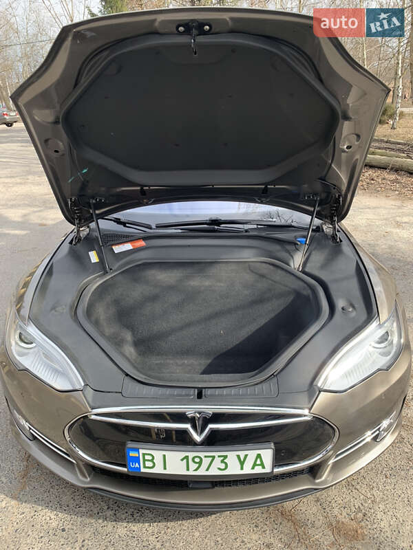 Лифтбек Tesla Model S 2015 в Полтаве