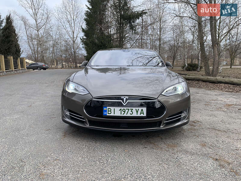 Лифтбек Tesla Model S 2015 в Полтаве