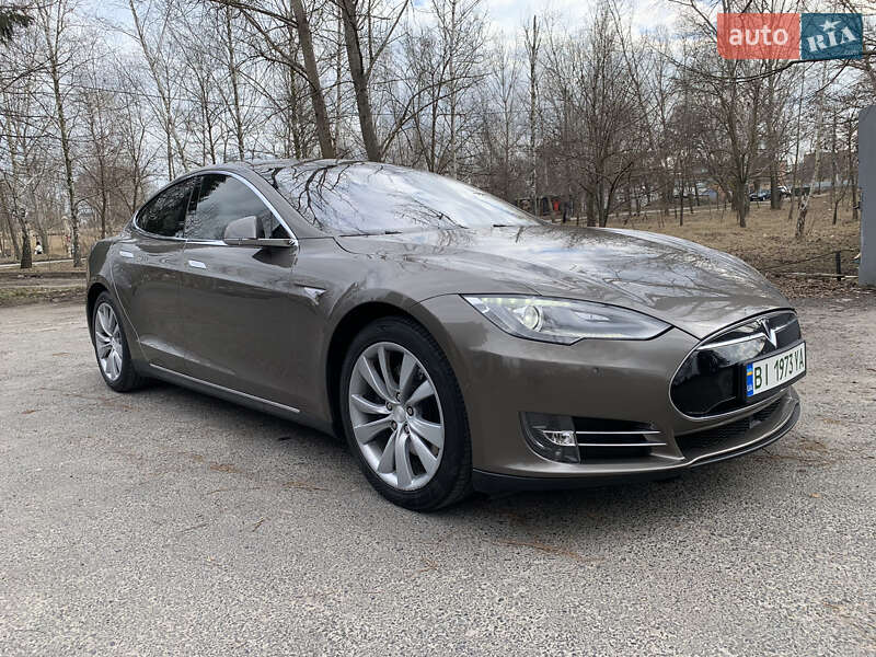 Ліфтбек Tesla Model S 2015 в Полтаві