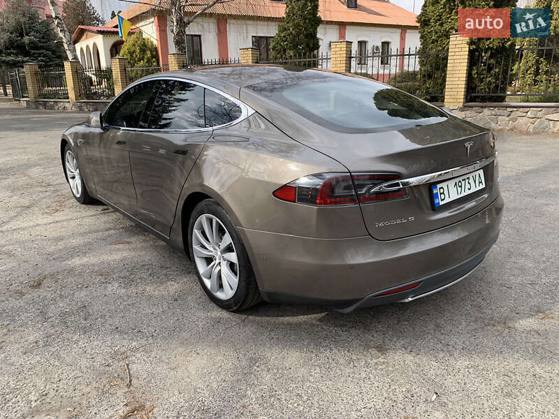 Лифтбек Tesla Model S 2015 в Полтаве