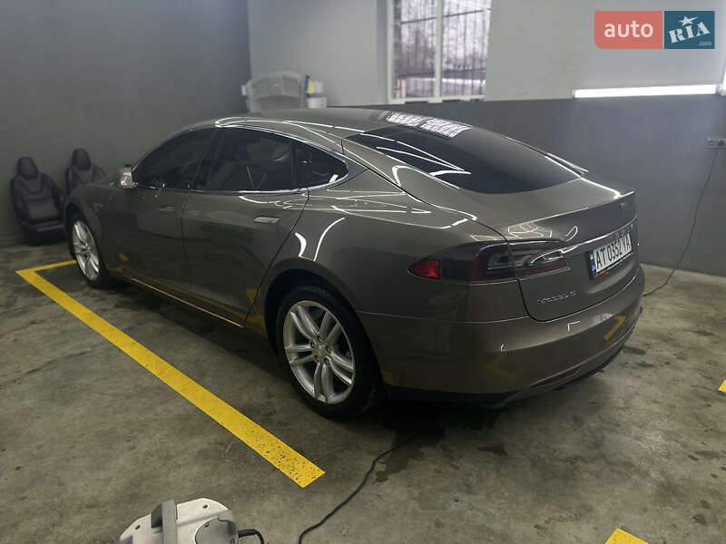 Лифтбек Tesla Model S 2015 в Ивано-Франковске