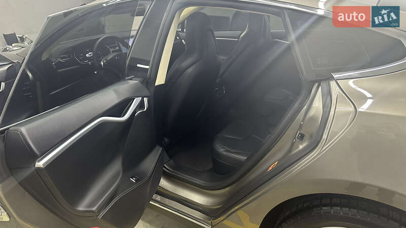 Лифтбек Tesla Model S 2015 в Ивано-Франковске