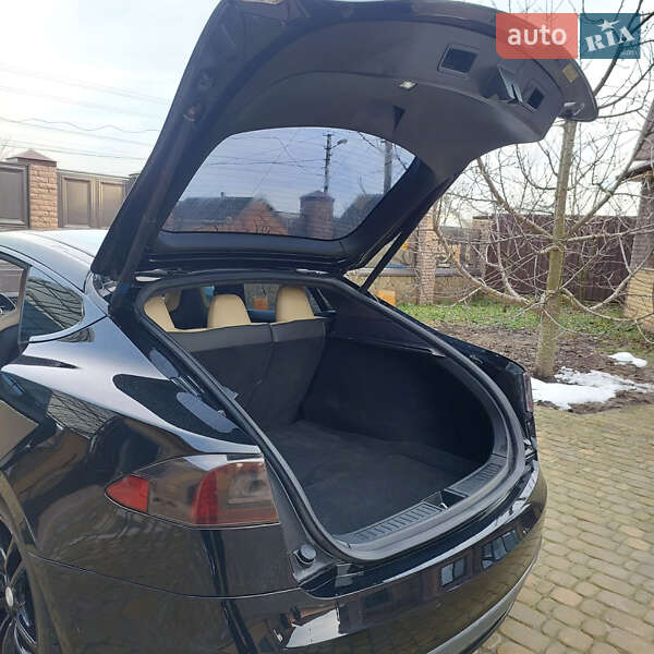 Лифтбек Tesla Model S 2015 в Киеве