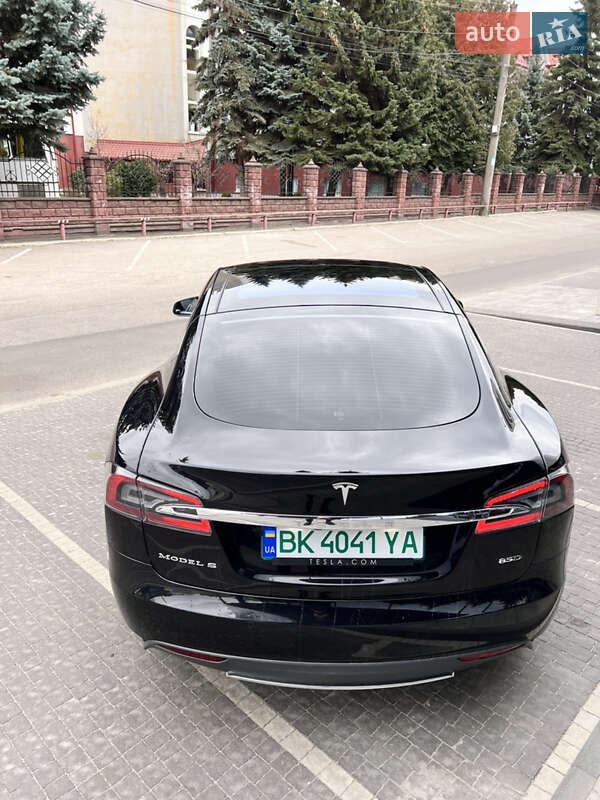 Лифтбек Tesla Model S 2015 в Ровно