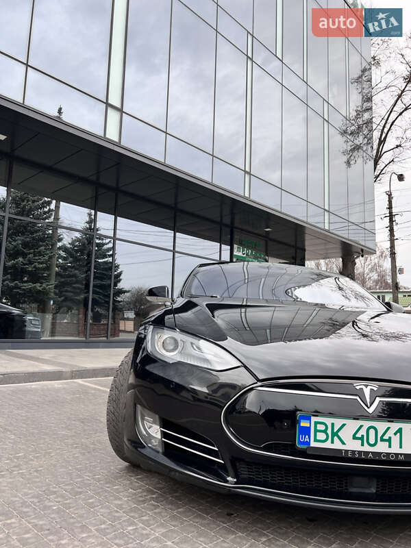 Лифтбек Tesla Model S 2015 в Ровно