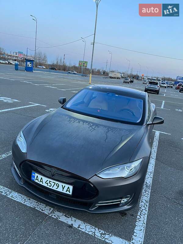 Лифтбек Tesla Model S 2015 в Киеве