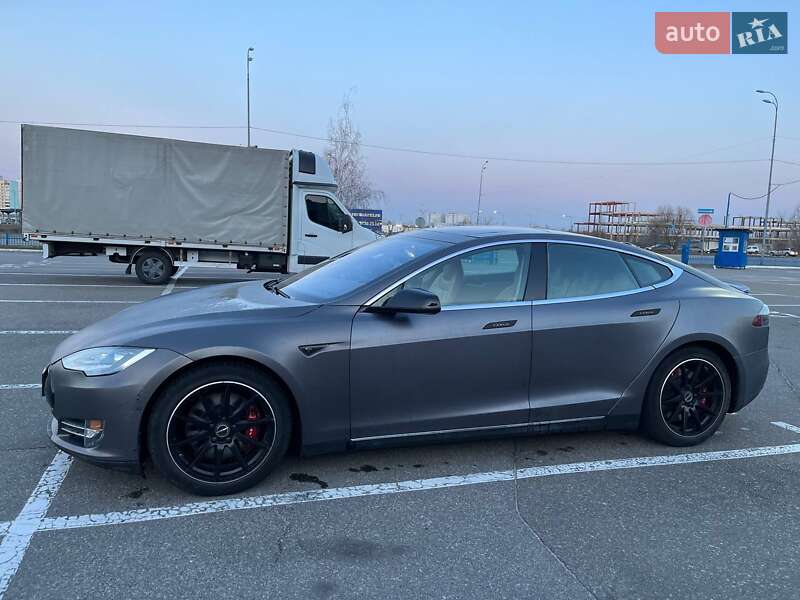 Лифтбек Tesla Model S 2015 в Киеве