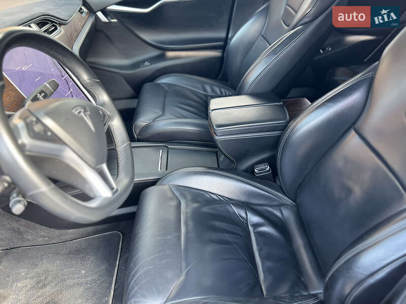 Лифтбек Tesla Model S 2017 в Косове