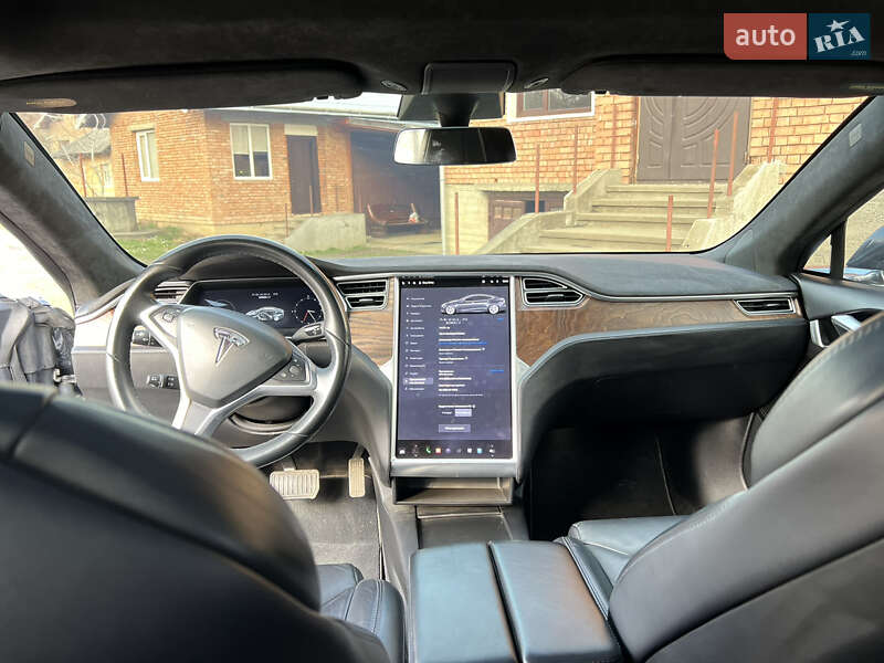 Лифтбек Tesla Model S 2017 в Косове