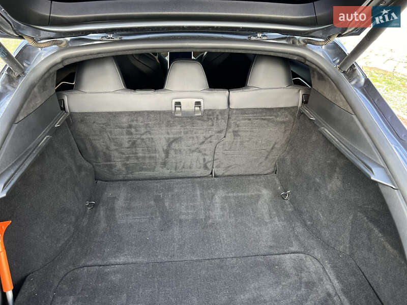 Лифтбек Tesla Model S 2017 в Косове