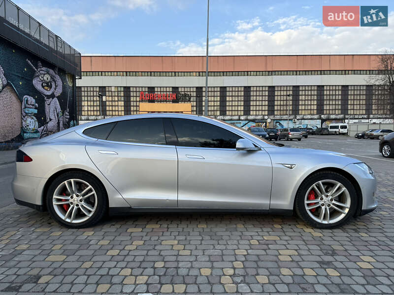 Лифтбек Tesla Model S 2015 в Луцке