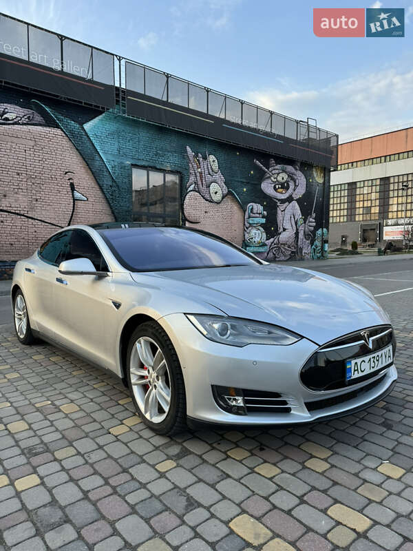 Лифтбек Tesla Model S 2015 в Луцке