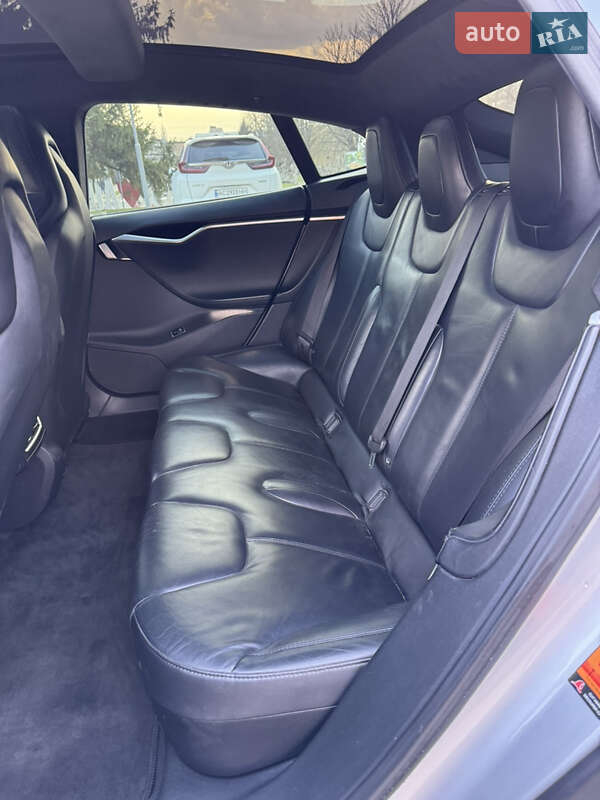 Лифтбек Tesla Model S 2015 в Луцке