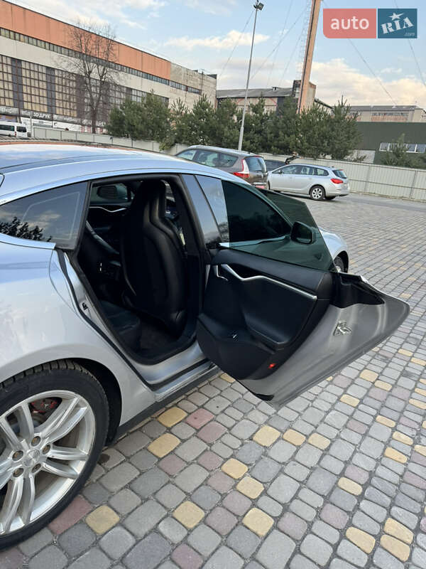 Лифтбек Tesla Model S 2015 в Луцке