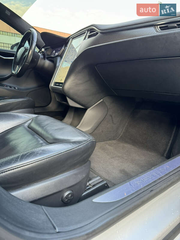 Лифтбек Tesla Model S 2015 в Луцке