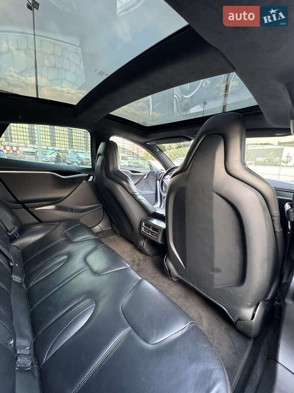 Лифтбек Tesla Model S 2015 в Луцке