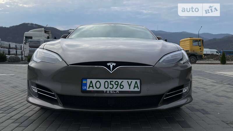 Лифтбек Tesla Model S 2016 в Хусте