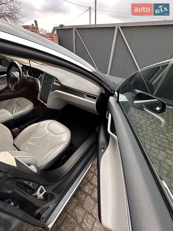 Лифтбек Tesla Model S 2013 в Черновцах