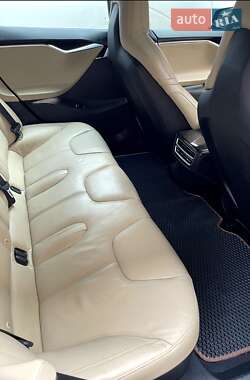 Лифтбек Tesla Model S 2015 в Львове