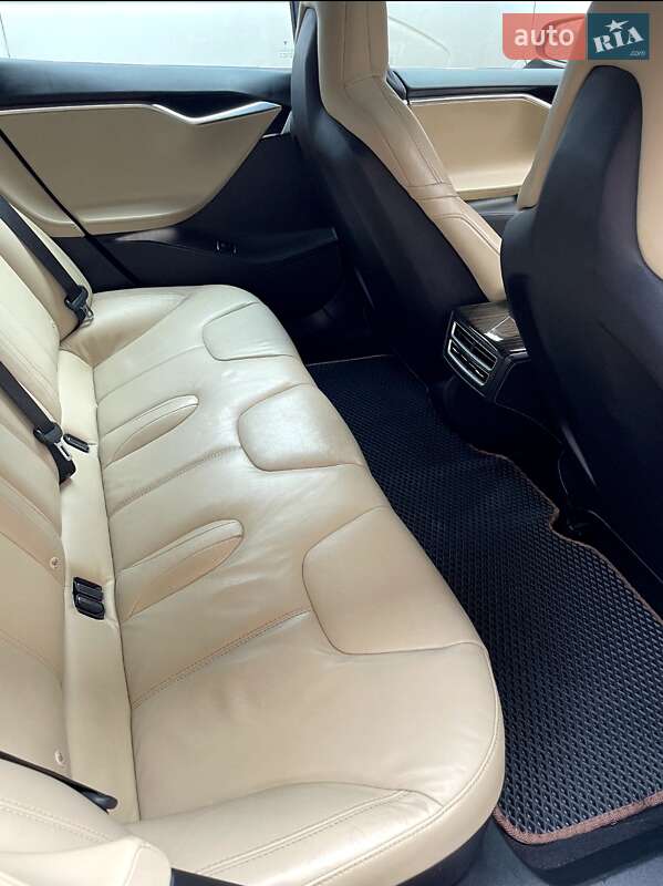 Лифтбек Tesla Model S 2015 в Мостиске