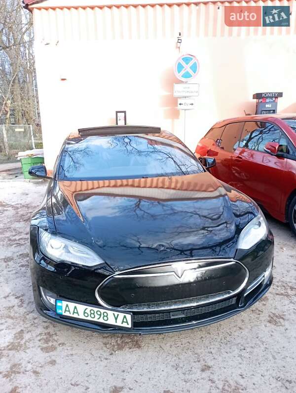 Лифтбек Tesla Model S 2015 в Киеве