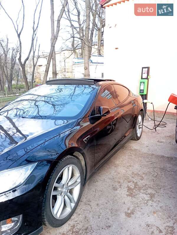 Лифтбек Tesla Model S 2015 в Киеве