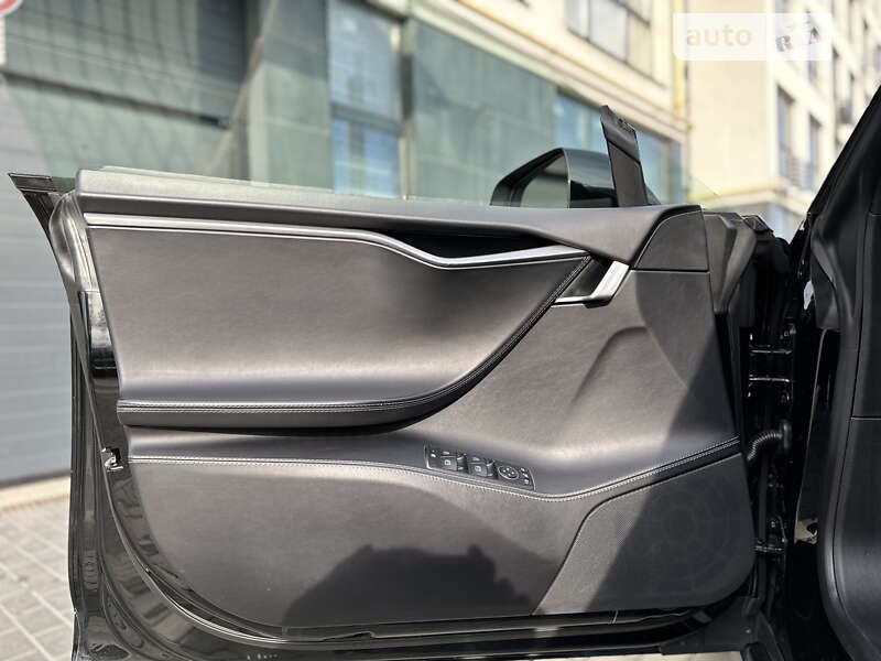 Ліфтбек Tesla Model S 2018 в Львові